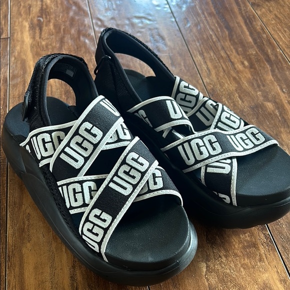 UGG Black Sandals Criss-Cross Design - Picture 4 of 5